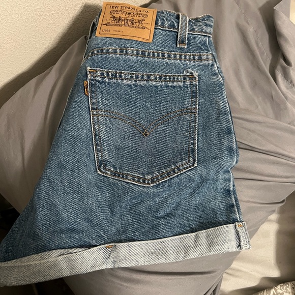 Levi shorts - Picture 2 of 3